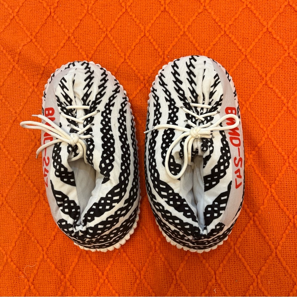 Banned Goods Sneaker Slippers - BNND-247 Collection Unisex One-Size /White&Black